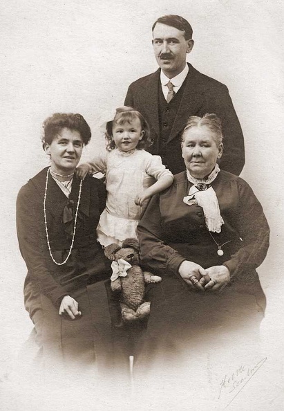 Simpson Family c.1921_a_1000h.jpg